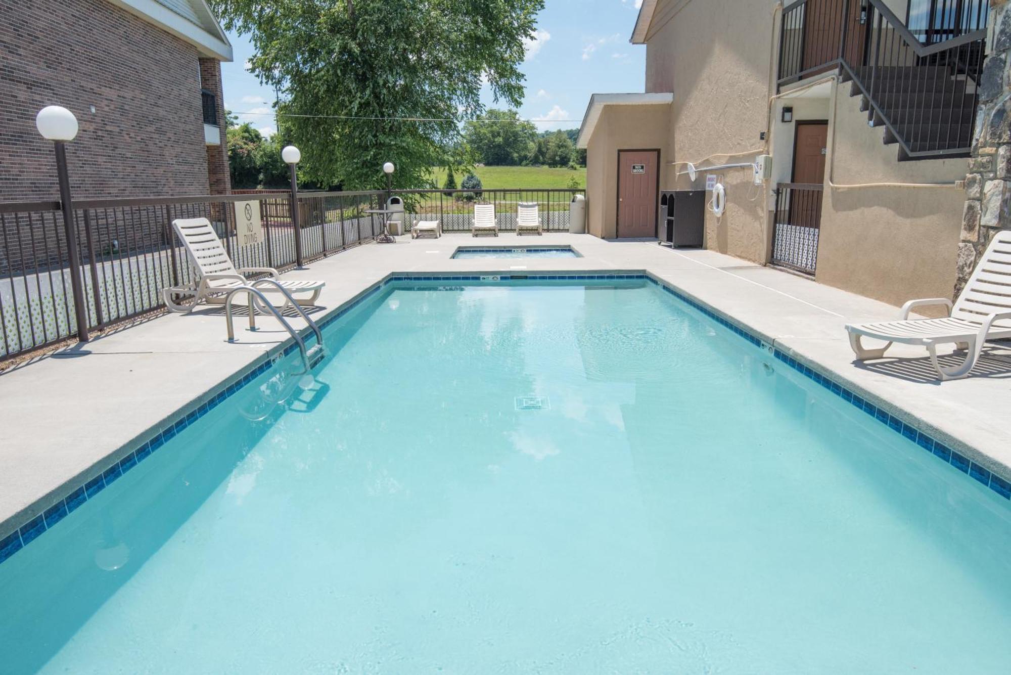 Econo Lodge Sevierville-Pigeon Forge On The River Exterior photo